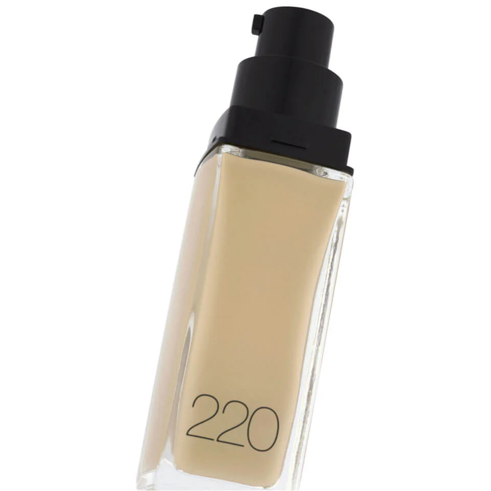 Maybelline New York Fit Me! Liquid Foundation - 220 Natural Beige (30ml) - Image 3
